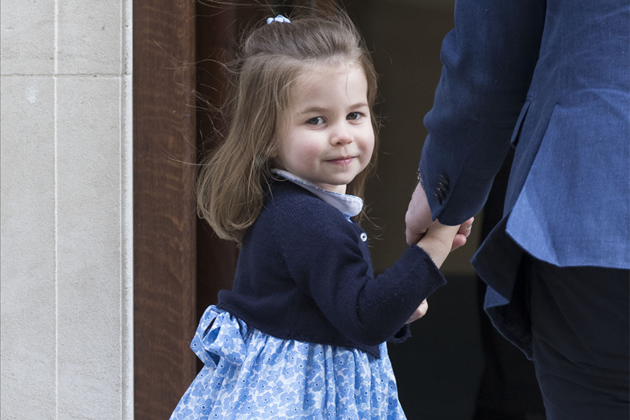 The little princess Charlotte waved her hands to the standard royal family, and the netizens .jpg