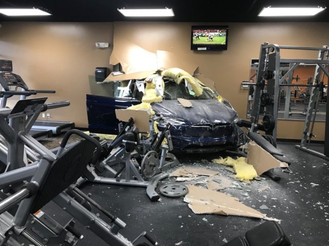 特斯拉Model X撞入健身房 这次有可能是司机的原因
