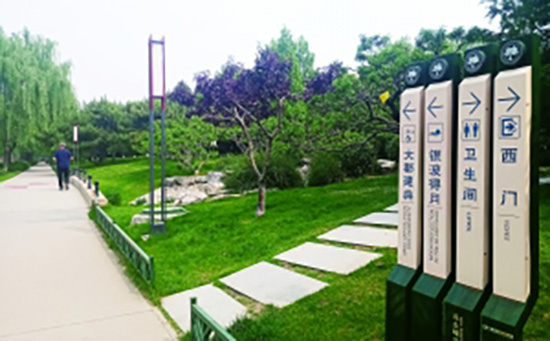 Reappearing God's translation Beijing Yuandadu Park West Gate has been translated into adult names! .jpg