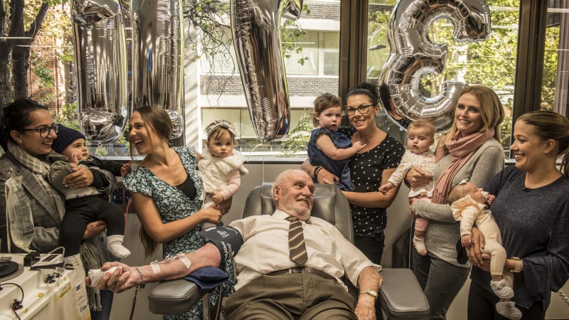 澳洲81岁爷爷献血拯救240万人 如今光荣'退休'