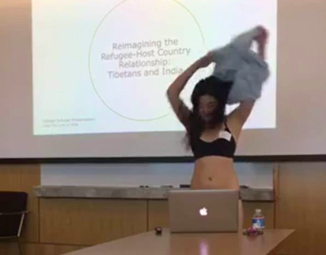 一言不合就脱衣! 美国女大学生穿内衣答辩! 一言不合就脱衣! 美国女大学生穿内衣答辩!
