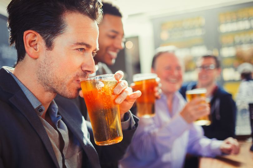 每天喝2.5品脱的酒会使你的寿命减少5年.jpg