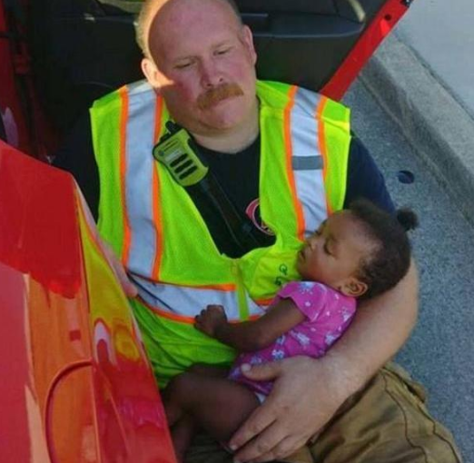 筋疲力尽消防员怀抱婴儿熟睡照片感动网友