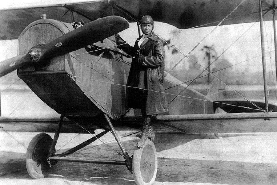 美国第一位非裔美国女飞行员—贝西·科尔曼
