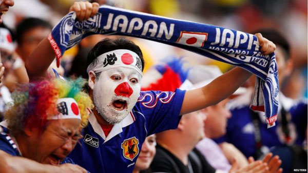 日本球迷又上热搜了 赛后看台捡垃圾引全球关注.jpg