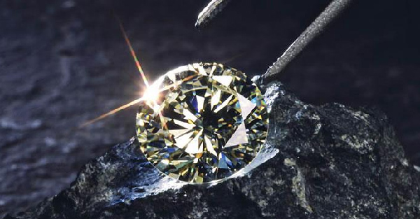 曾经宣称绝不出售人造钻石的De Beers推出人造钻石品牌.jpg