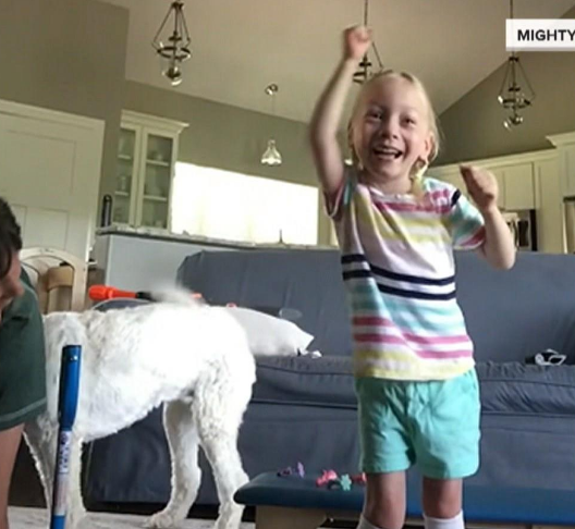 天使笑容感动世界 4岁脑瘫女孩第一次独立行走!