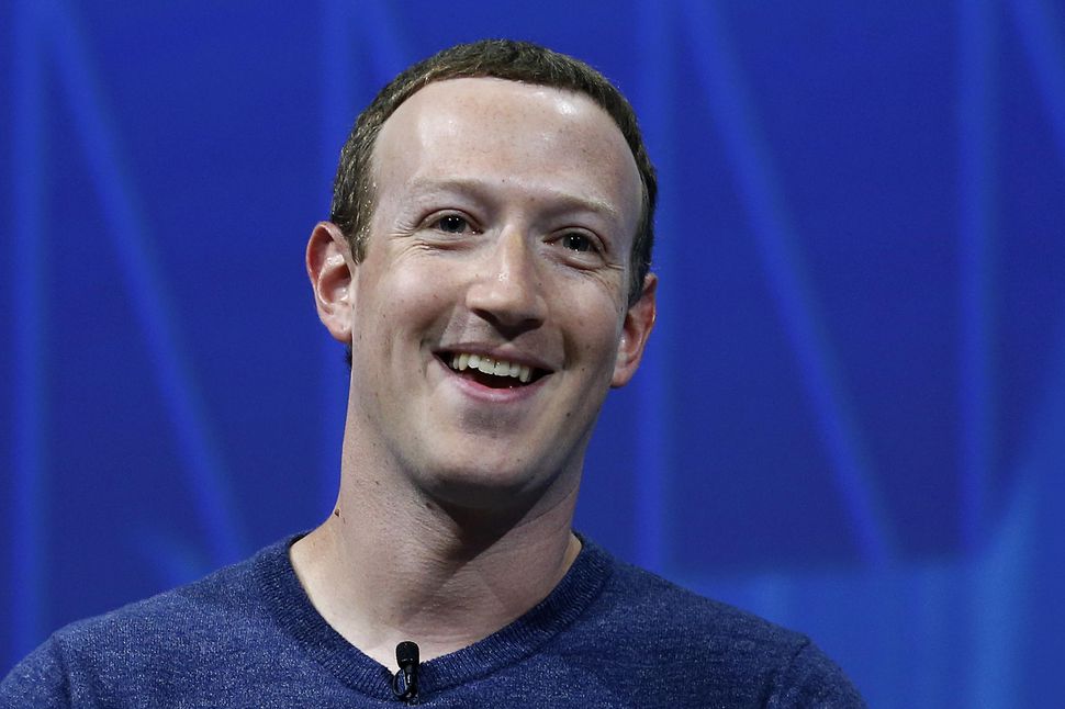Zuckerberg's wealth surpasses Buffett. Silicon Valley's richest people occupy the top three.jpg