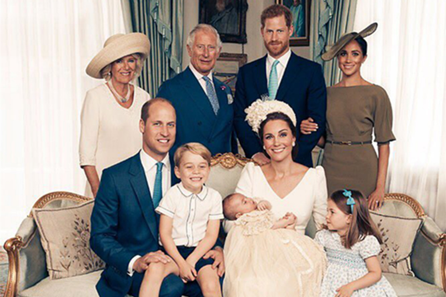 The family portrait of the little prince Louis was announced, and George laughed so cute.jpg