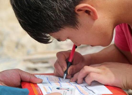 The inspirational guy received the admission notice from Peking University.jpg