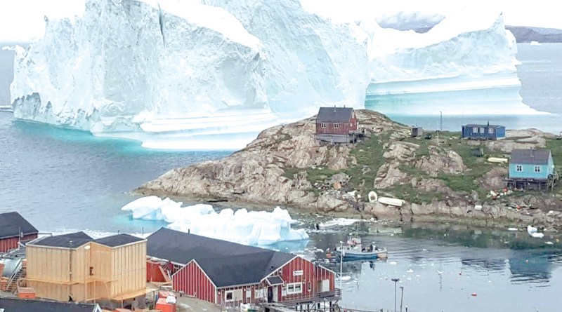 巨型冰山逼近格陵兰岛一座村庄