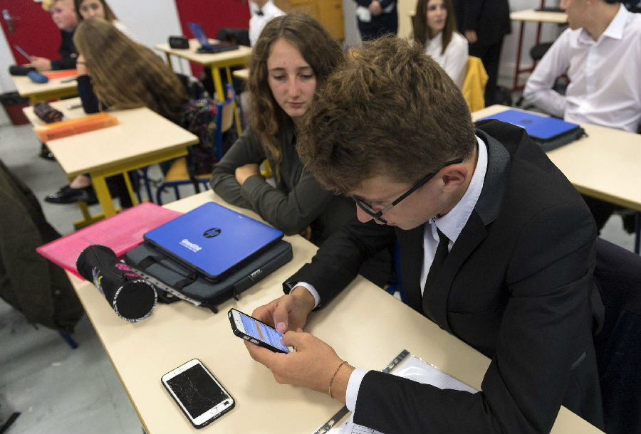 法国禁止高校学生使用电子设备.jpg