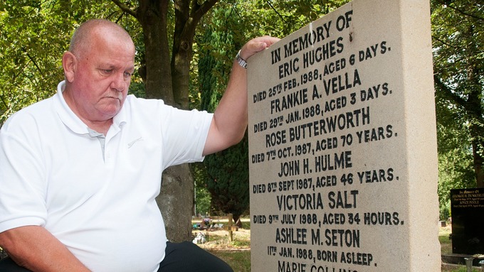 英男子30年后才发现自己致哀的不是女儿的坟墓