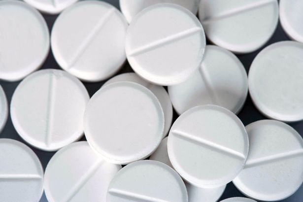 Under the crisis of drug addiction, doctors took out as much as 2,700 opiates in one hour..jpg