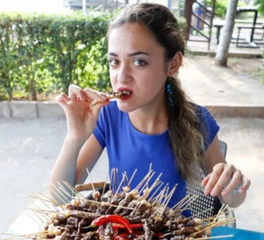 What a big appetite! A weak Turkish woman ate 255 kebabs in 23 minutes! .jpg