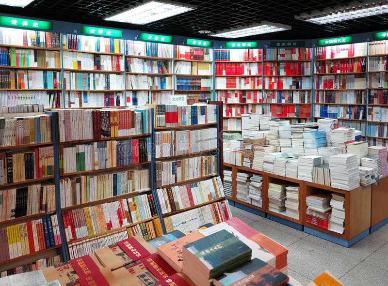 Data show that book sales in China’s physical bookstores have declined.jpg