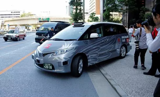 日本试行世界上第一辆无人驾驶出租车.jpg