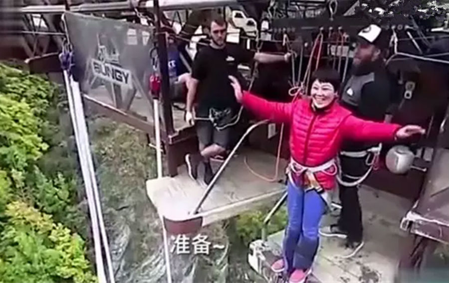 The Chinese aunt bungee jumped abroad and forced her coach out of Chinese .jpg