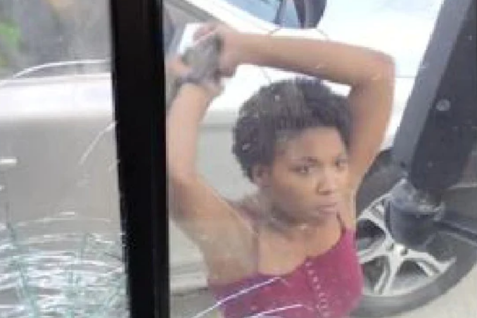 An American woman smashed a bus window with a baseball bat and hit the driver.jpg