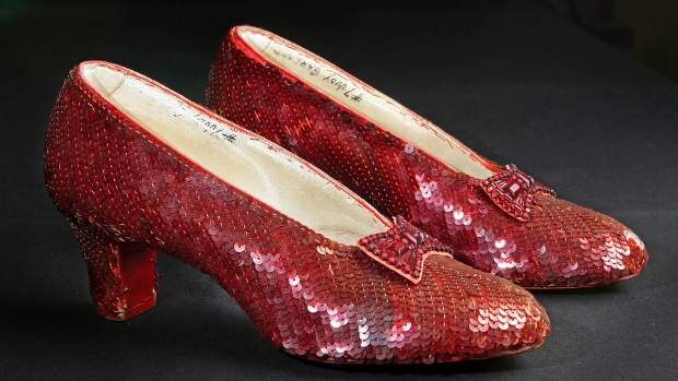 失窃13年的《绿野仙踪》红宝石鞋终被找回