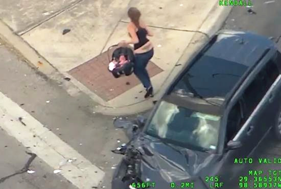 American woman drove madly and resisted arrest. Bring a baby and run wildly on the highway .jpg