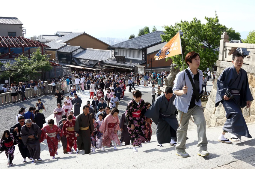 From hospitality to madness! The surge in tourists has caused the Japanese to complain about'tourism pollution'.jpg