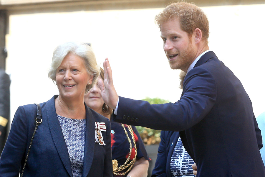 哈里王子偶遇英国女王,还是会慌,这奶奶确实不一样.jpg