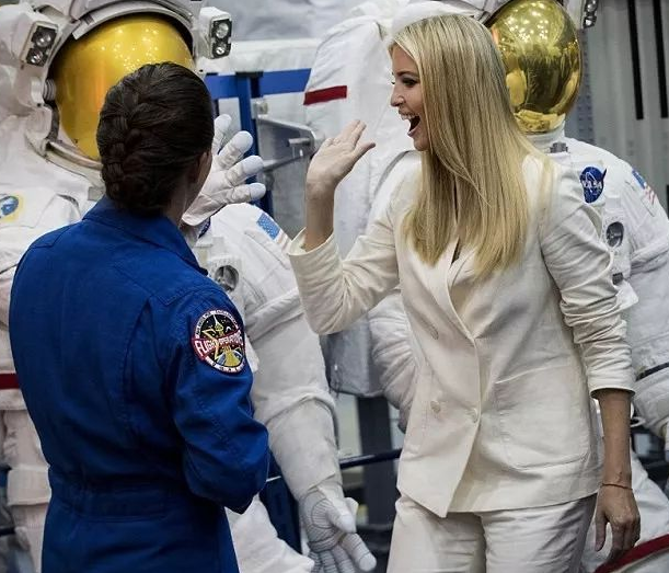 宇航员在太空向伊万卡·特朗普表白