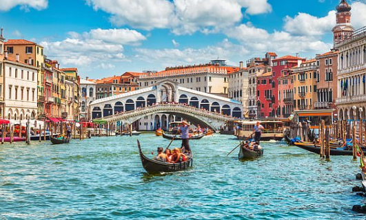在威尼斯旅游席地而坐 可能将会被罚款!
