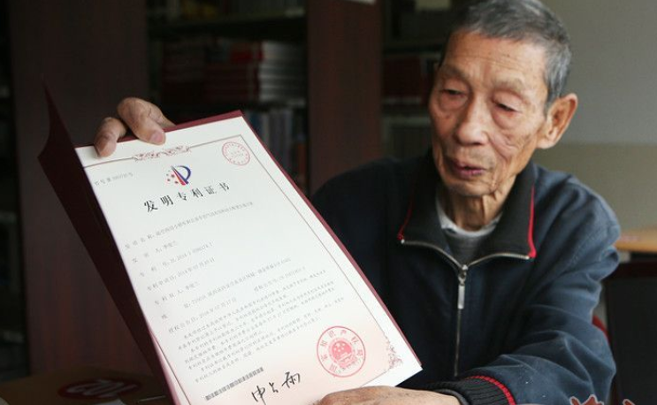 A 78-year-old man has obtained a national invention patent at the end of more than ten years of research on “speeding cars”.jpg