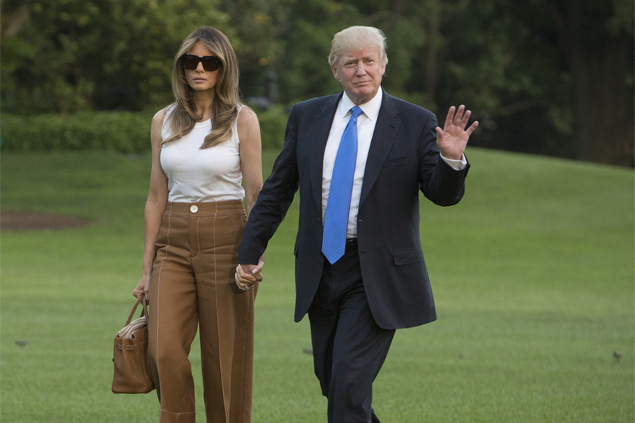 Trump held an umbrella and did not cover his wife from the rain. It was really a plastic husband and wife relationship.jpg