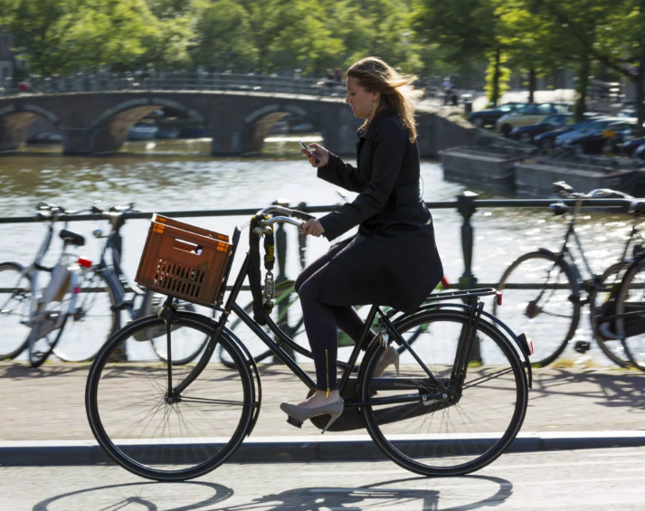 The Netherlands has issued new regulations to prohibit cyclists from using mobile phones! .jpg
