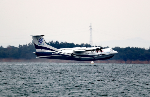 The domestically produced amphibious aircraft AG600 succeeded in its first water test flight.jpg
