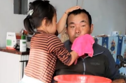 宁夏6岁女儿照顾瘫痪父亲走红网络