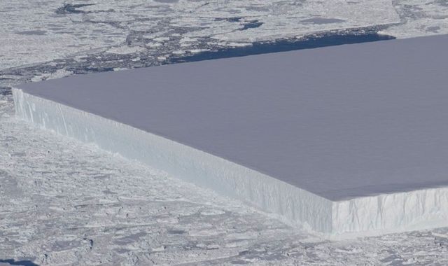 NASA在南极发现完美矩形冰山