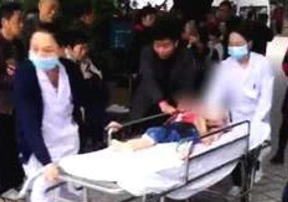A woman in Chongqing was arrested on the spot after cutting and wounding 14 kindergarten children.jpg