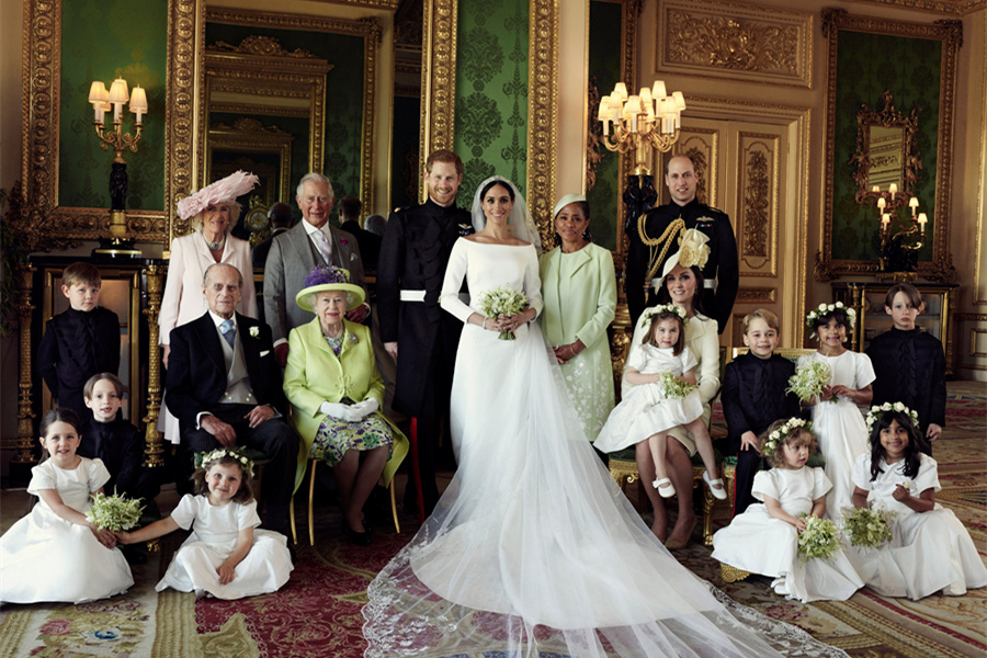 乔治王子的花童服被展出！就是他叔的迷你版..jpg