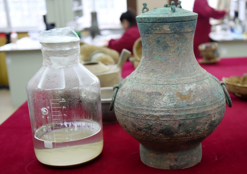 河南洛阳的西汉古墓中疑挖出千年美酒