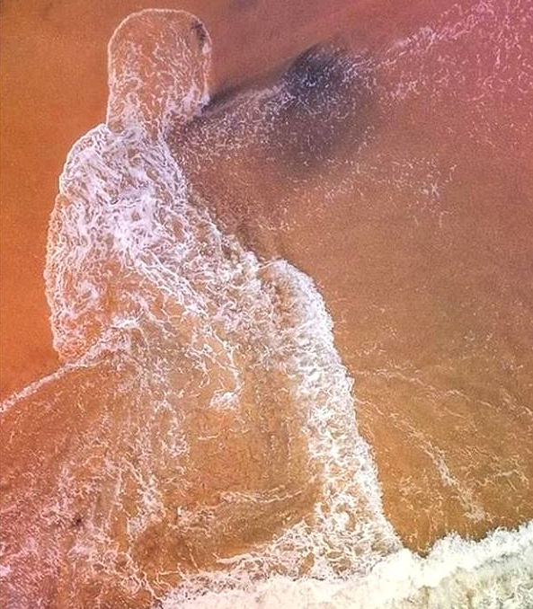 无人机拍到神奇潮水图 像极了男子坐在悬崖边沉思