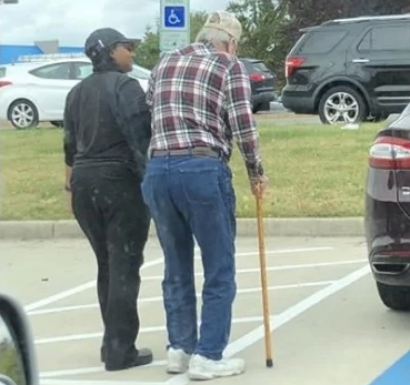 Heartwarming! The photos of Burger King employees helping elderly customers get in the car became popular on the Internet.jpg