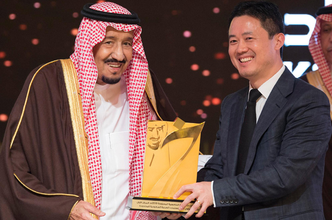 King Salman of Saudi Arabia awarded Huawei the Gold Award for Corporate Responsibility Competitiveness.jpg