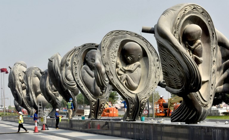 人类孕育之旅雕塑在卡塔尔揭幕.jpg