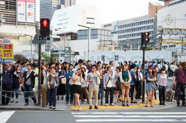 东京太拥挤 日本政府付钱请民众离开搬离.jpg