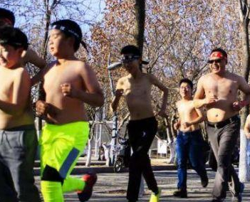 More than a dozen teenagers running bare-backed in the severe cold weather have attracted heated discussion.jpg