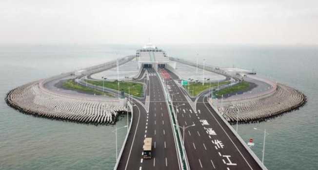 The Hong Kong-Zhuhai-Macao Bridge Island Tunnel Project has won three international engineering awards.jpg