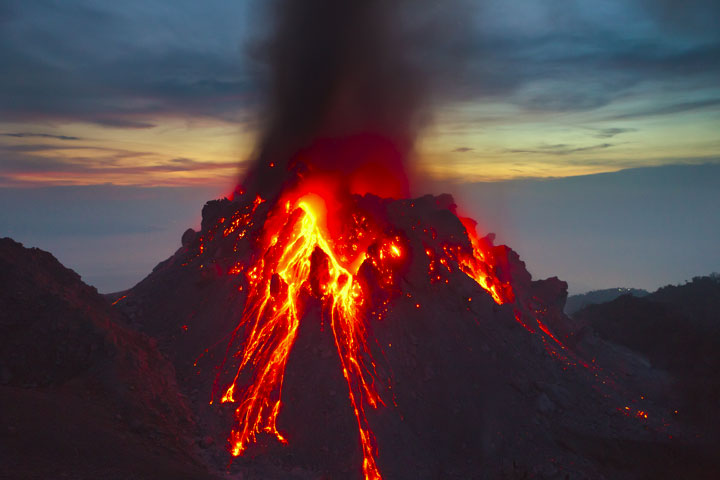 印尼索普坦火山喷发 火山灰柱高达7500米