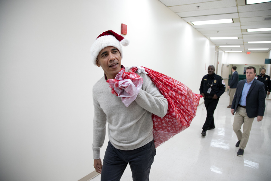 Obama dressed as Santa Claus and distributed gifts to hospital children.jpg