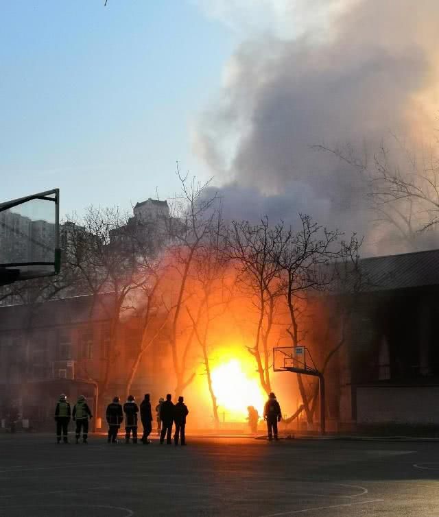 北京交通大学东校区的实验室起火.jpg