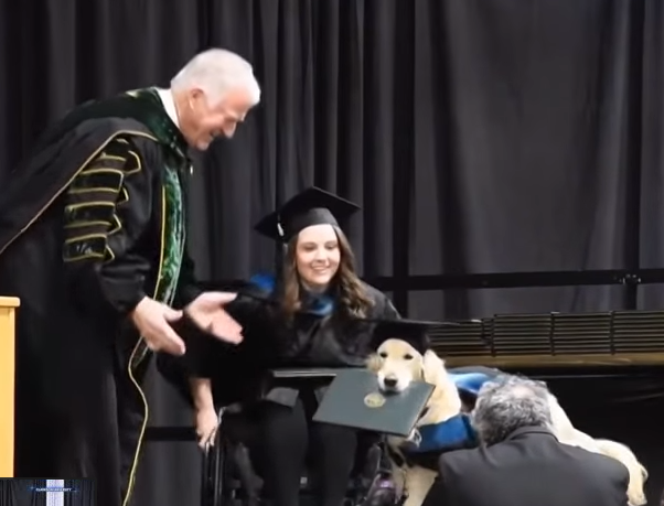 服务犬和其主人一同获得毕业证书.png