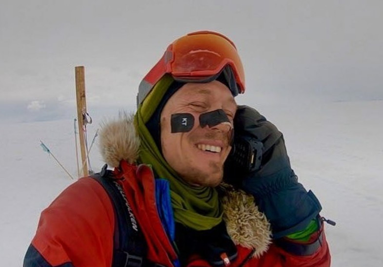 美国一男子首次独自徒步穿越南极洲.jpeg